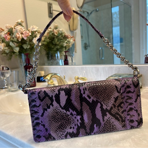 Purple snakeskin purse with short shoulder strap, chain detail. Magnet closure. - Picture 13 of 16
